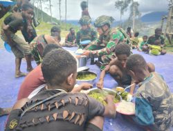 Makan Siang Yonif 323 Buaya Putih Bersama Masyarakat Pedalaman Papua