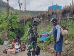 Satgas Yonif 323 Buaya Putih Salurkan Bantuan Sembako Untuk Masyarakat Distrik Sinak