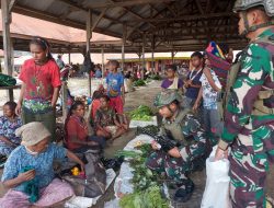 Bentuk Dukungan Terhadap Petani, Satgas Yonif 323 Borong Hasil Mama Papua