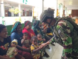 Satgas Yonif 323 Menggandeng Puskesmas Sinak Gempur Polio di Pedalaman Papua