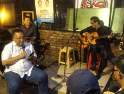 Kang Haru dan Kang Dhany bernyanyi di depan Komuniitas musik Bandung : Jentre memajukan kota Bandung lebih Hade