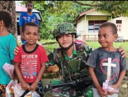 Satgas Yonif 642/Kapuas beri bingkisan untuk warga sekitaran Pos Dataran Beimes