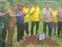 Babinsa Desa Kemirigede Ajak Warga Hijaukan Embung Gogoniti dalam Peringatan Hari Menanam Pohon