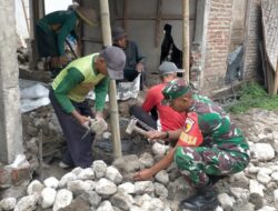 Wujudkan 8 wajib TNI, Babinsa Kel. Kawerun Bantu Renovasi Rumah Warga Kurang Mampu