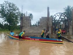 Satgas Pamtas Yonarmed 11 Kostrad Bantu Pemindahan Material Pembangunan Gereja Terdampak Banjir