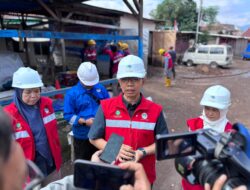 Saluran pipa induk milik Perumda (PDAM) Tirtawening Kota Bandung di Jalan Stasiun Barat Banjaran mengalami kebocoran