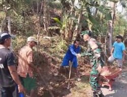 Babinsa Tapakrejo Bersama Warga Gelar Kerja Bakti Bersihkan Jalan Kampung