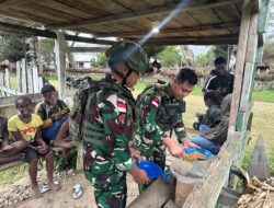 Lebih Dekat Dengan Masyarakat, Satgas 641/Bru Beri Makan Bergizi Gratis Pada Warga Bolakme-Papua