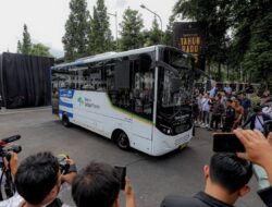 diluncurkan, Bus Rapid Transit (BRT) atau Metro Jabar Trans, mengusung slogan “Bus Hebat untuk Semua”