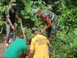 Menyatu dengan Alam, Babinsa Kelurahan Sumberdiren Bersama Warga Tanam Pohon di Bantaran Sungai Abab