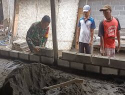 Peduli Rumah Warga, Babinsa Bersama Warga Desa Selokajang Bantu Perbaiki Rumah Bapak Sumidi