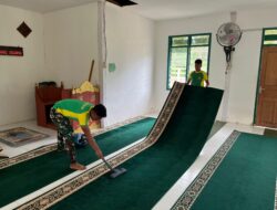 Satgas Pamtas Yonarmed 11 Kostrad Gelar Karya Bhakti Pembersihan Masjid di Desa Sekaduyan Taka