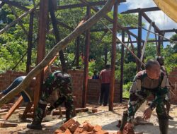Aksi Satgas Yonif 762/VYS Bantu Bangun Rumah Warga Kampung Subin