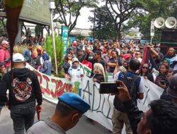 Setelah Sirkus, sekarang ada Demo di depan rumah JokoWi