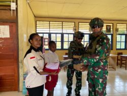 Satgas Yonif 762/VYS Bagikan Seragam dan Alat Tulis