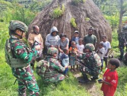 Satgas Yonif 641/Bru Bagikan Baju Baru Kepada Warga Kampung Polimo