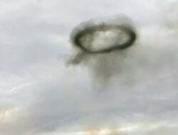Fenomena langka Lingkaran Hitam. Pada Awan (Fall streak Clouds)