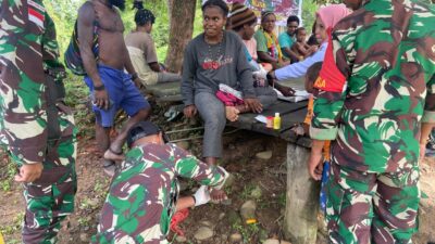 Sinergitas Melangkah Bersama, Satgas Yonif 641/Bru Bersama Koramil dan Puskesmas Airu Gelar Pelayanan Kesehatan di Kampung Apiaru
