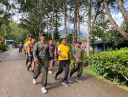 Jalin Sinegritas TNI-Polri, Satgas Yonif 641/Bru Laksanakan Olahraga Bersama dan Bagikan Bibit Sayur Ke Warga Distrik Kelila