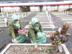 Sambut HUT Ke – 79, Persit Kartika Chandra Kirana Cabang XXII Dim 0808/Blitar Tabur Bunga Di TMP Raden Wijaya