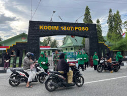 Semarak Ramadhan : Kodim 1307/Poso Bagikan Takjil kepada Pengguna Jalan