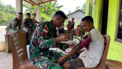 Satgas Pamtas RI-RDTL Yonarhanud 15/DBY Gelar Giat Kesehatan Keliling di Desa Sunkaen