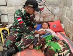 Satgas Pamtas RI-RDTL Yonarhanud 15/DBY Laksanakan Kegiatan Kesehatan Keliling di Desa Naekake