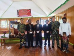 Doa, Damai, dan Dedikasi, Satgas TNI Berbagi Alkitab di Gereja Kingmit Mayuberi