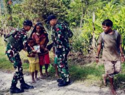 Senyum Bahagia Warga Papua, Satgas Yonif 641/Bru Laksanakan Komsos dan Bagikan Bingkisan di Distrik Apalapsili