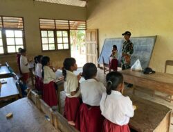 Satgas Pamtas RI-RDTL Sektor Barat Yonarhanud 15/DBY Pos Naekake Ajarkan Cara Berhitung dan Bernyanyi Kepada Pelajar SDK Noelelok