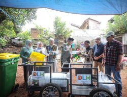 Pemkot Bandung Berikan Gerobak Sampah di RW 14 Kelurahan Jatihandap, Erwin : Lebih semangat memilah Sampah