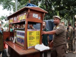 Ada Hak Pengguna Jalan Kaki, Satpol PP Tertibkan Sejumlah PKL di Kawasan GOR Saparua