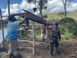 Harmonis dengan Masyarakat, Satgas Yonif 641/Bru Laksanakan Komsos Dan Bantu Warga Buat Kandang Ternak Di Distrik Bolakme