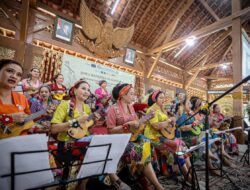 Ukulele, Ansambel, Tenun, dan Persahabatan di Balik Harmoni Sora Wanodja Nusantara