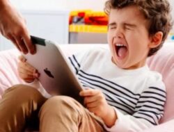 Cara Efektif Menasihati Anak agar Tidak Terlalu Sering Bermain Handphone