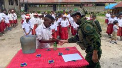 Satgas TNI Bawa Edukasi Hidup Sehat ke Sinak, Kado Hardiknas untuk Generasi Papua