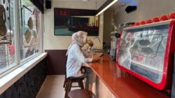 Warisan Rasa Sejak 1962, TIK Bengawan 60 Perpaduan Oleh-oleh Klasik dan Coffee Shop Kekinian
