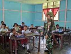 Laksanakan Kegiatan Mengajar, Satgas Yonif 642/Kps Bantu Tugas Guru di Wilayah Pedalaman Papua