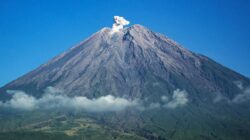 Gunung Semeru Erupsi 13 Kali dalam Sehari, Warga Diminta Waspada