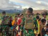 Satgas Yonif 641/Bru Berikan Makanan Snack untuk Anak-Anak Papua