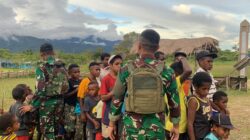 Satgas Yonif 641/Bru Berikan Makanan Snack untuk Anak-Anak Papua