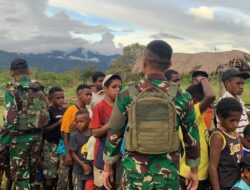 Satgas Yonif 641/Bru Berikan Makanan Snack untuk Anak-Anak Papua
