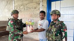 Satgas Yonif 642/Kps Bantu Warga Penuhi Kebutuhan Sehari-hari Dengan Berbagi Sembako di Kampung Warisa