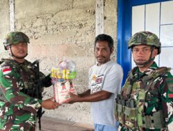 Satgas Yonif 642/Kps Bantu Warga Penuhi Kebutuhan Sehari-hari Dengan Berbagi Sembako di Kampung Warisa