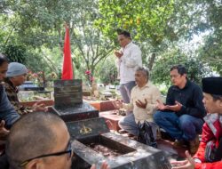 Ziarah Aktivis 98 ke Makam Hafidin Royan, Mengenang Pahlawan Reformasi dari Bandung
