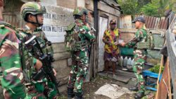 Selalu Dekat Dengan Warga Papua, Satgas Yonif 641/Bru Anjangsana ke Rumah Masyarakat di Kampung kelila