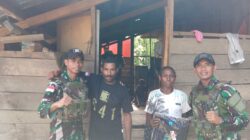 Bentuk Kasih Dan Sayang, Satgas Yonif 641/Bru Bagikan Baju Untuk Warga Kampung Muaranawa