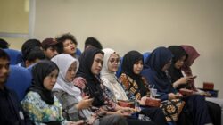 Demokrasi Tak Sekadar Pemilu: Pesan Erwin untuk Mahasiswa UIN Bandung