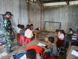 Satgas Pamtas RI–RDTL Yonarhanud 15/DBY Pos Manusasi Bantu Pengawasan Ujian Kenaikan Kelas di SDK Manusasi