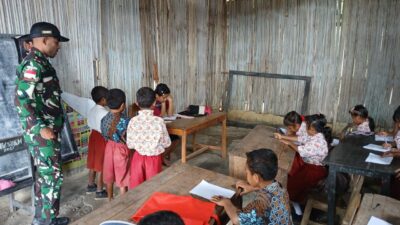 Satgas Pamtas RI–RDTL Yonarhanud 15/DBY Pos Manusasi Bantu Pengawasan Ujian Kenaikan Kelas di SDK Manusasi